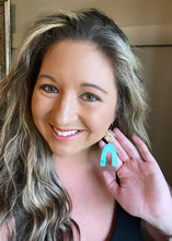 Load image into Gallery viewer, Stunning Turquoise Arch🌹
