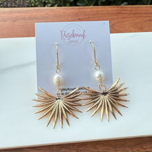 Load image into Gallery viewer, Sophisticated &amp; Sassy =Pearl-fection 🌹
