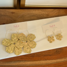 Load image into Gallery viewer, The Dainty Golden Florals 🌹
